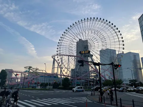 観覧車と夕暮れの街並み