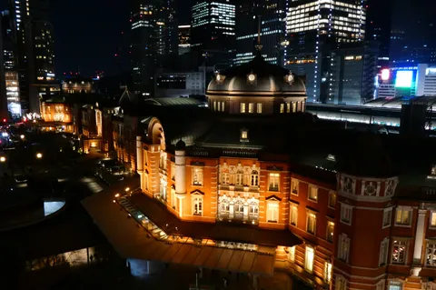 夜に浮かぶ駅舎の煌めき