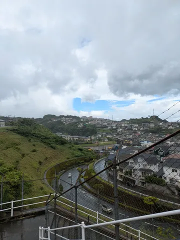 丘を縫う道と住宅街