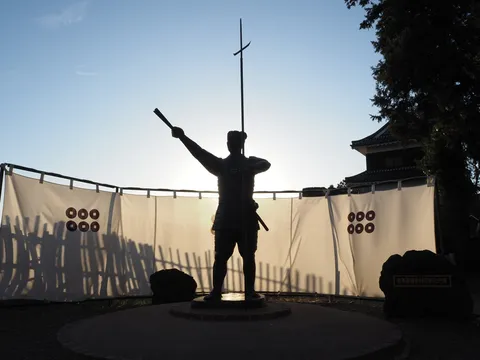 夕陽に立つ勇姿の陰影