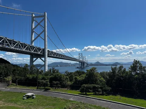 青空と海を結ぶ光の橋