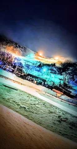 夜空に輝くゲレンデ