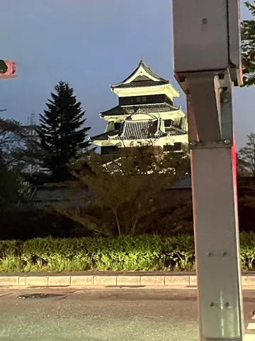 夜景に浮かぶ古城のシルエット