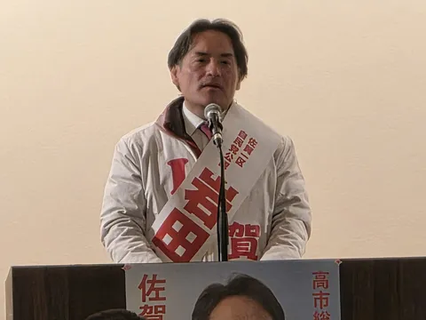 マイクを前に熱弁する姿
