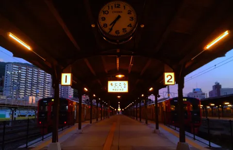 夕暮れの駅と時計