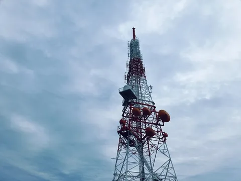 空を駆ける鉄塔のシルエット