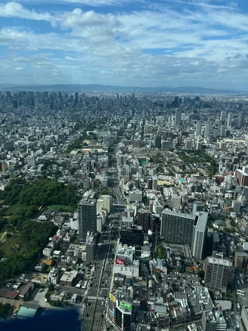 広がる都市のリアルな表情