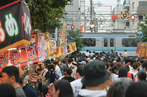 賑わう祭りと電車