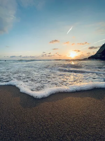 波打ち際の夕焼けコントラスト