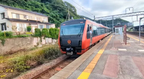 列車と静かな駅の朝