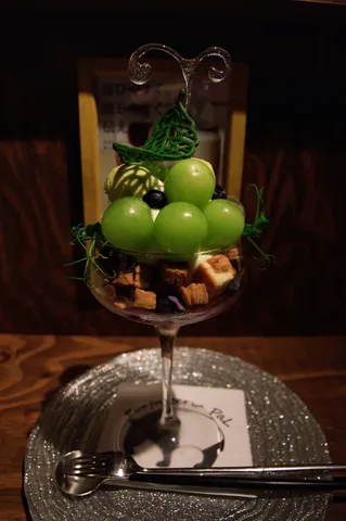 煌めく夜のデザートパフェ