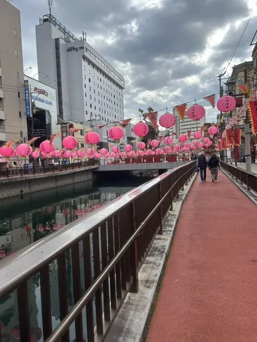 ピンク提灯が彩る水辺の道