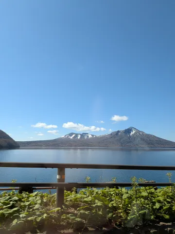 湖畔に佇む、雪化粧の山々