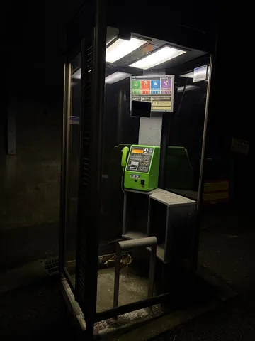 夜に灯る公衆電話、懐かしさと静寂