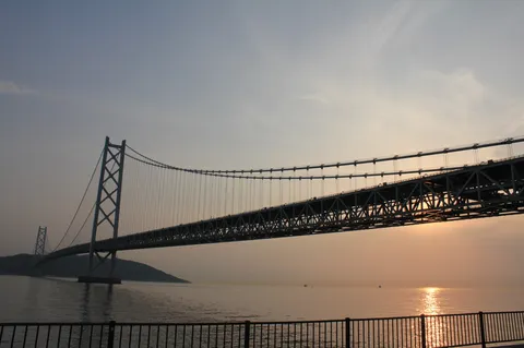 夕暮れ、海と橋の静寂