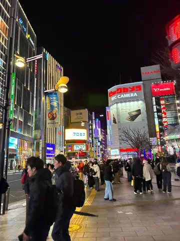ネオンと人々の交差点