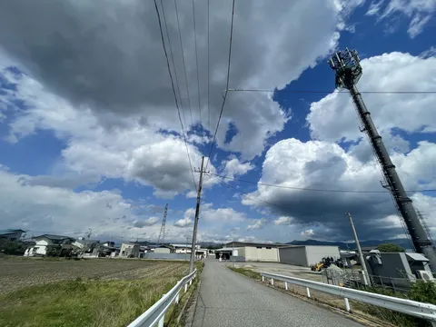 伸びる道と迫力ある空