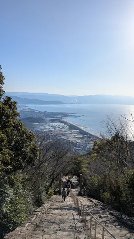 青い海へと続く石段