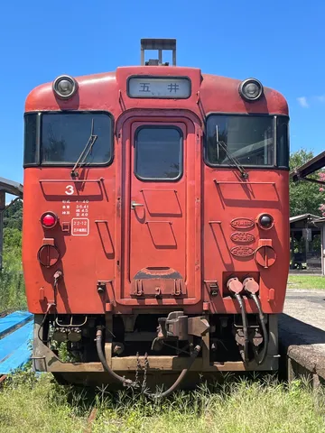 赤い機関車の静かな横顔