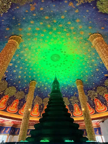 天井に咲く金色の宇宙
