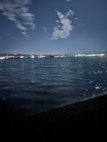 夜の岸辺、対岸のきらめき