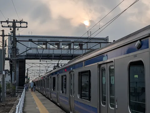 夕暮れ時、駅に佇む列車