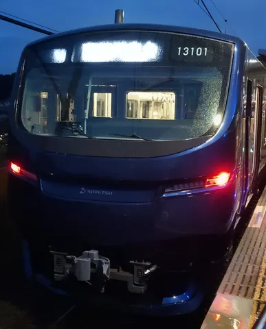 夜の青列車の静かな光