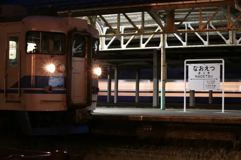 夜の駅ホームの残像