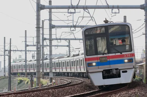 カーブを描く電車の余韻