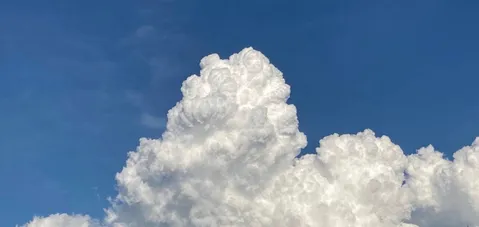 夏の入道雲、空へ駆け上がる