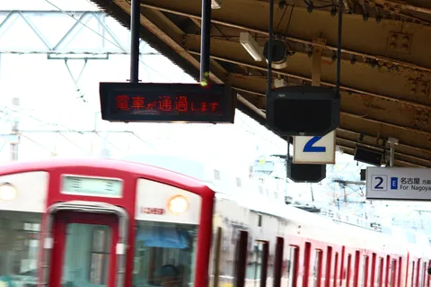電車通過、加速する日常