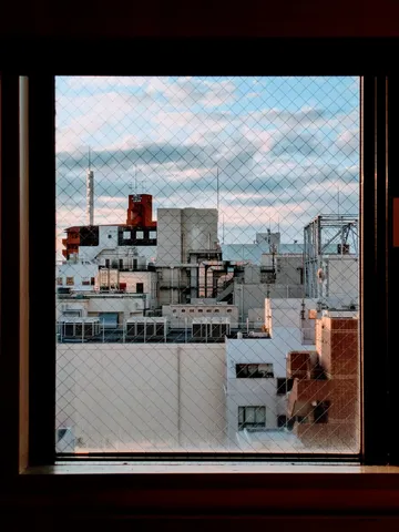 曇り空と都会のビル群