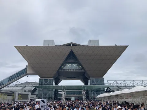 集結する人々、東京ビッグサイト