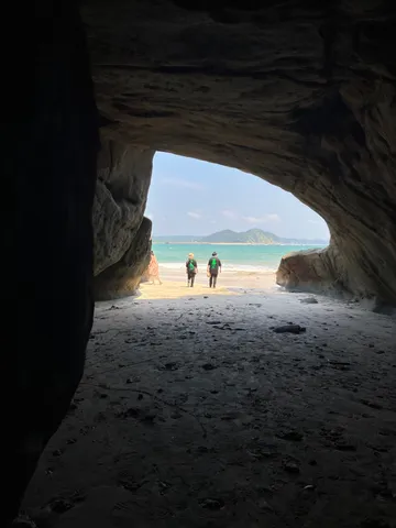 洞窟から覗く光景