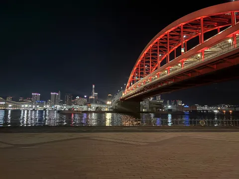 赤い橋と夜の水鏡