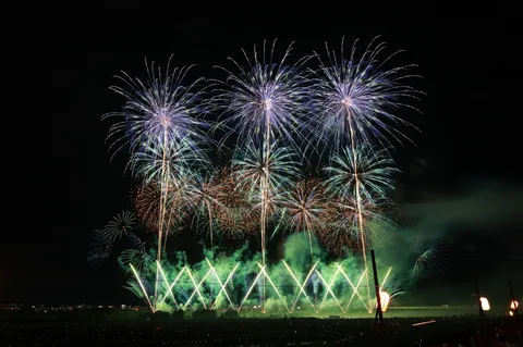 夜空と地上、光の饗宴