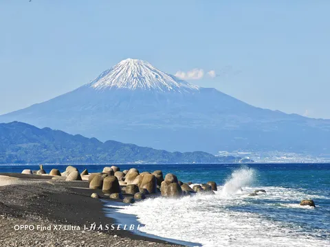 白雪の富士と波の静寂