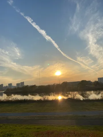 穏やかな水面と夕空のコントラスト