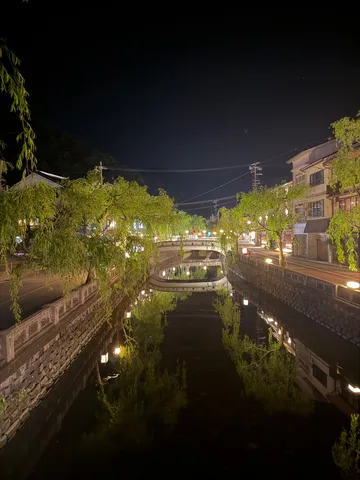 静寂の灯りと水鏡