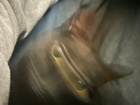薄暗い隙間の小さな光