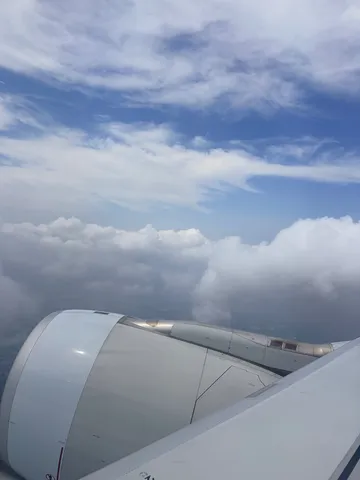 雲間を翔けるエンジンの翼