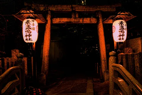 提灯に灯る神秘的な夜