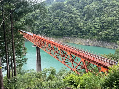 深い緑に映える紅い橋
