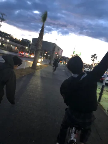 黄昏の街と自転車
