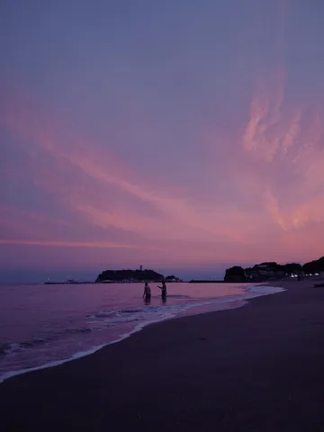 薄明かりの岸辺、二人のシルエット