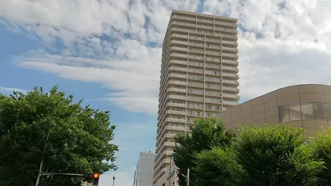 都会の空にそびえるビルの日常