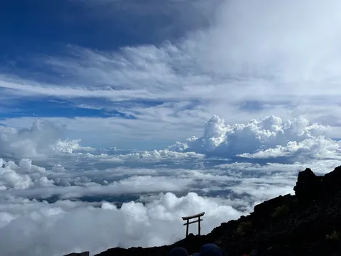 雲海に浮かぶ鳥居
