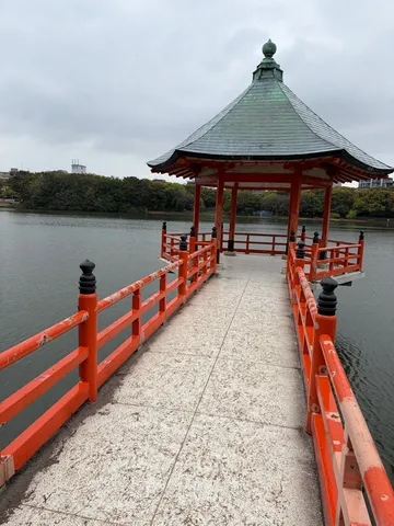 静かな水辺へ誘う朱の橋