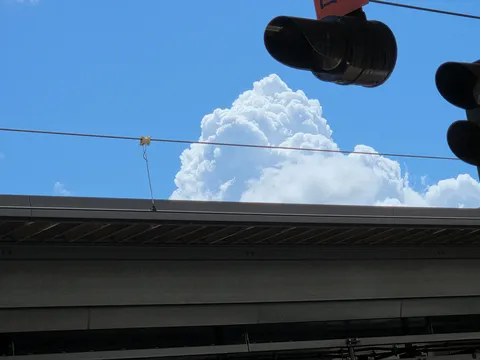 積乱雲と信号機、夏の空