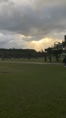 雲間から差し込む夕日の光